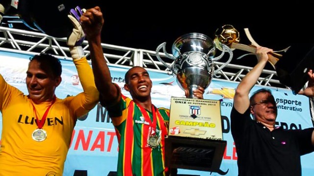 Celebrando o titulo estadual 2014, ao lado de Arlindo Maracanã e do presidente Sergio Frota