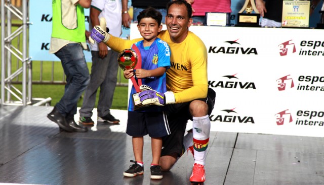 Rodrigo recebe o carinho do filho Rafael, após mais uma conquista