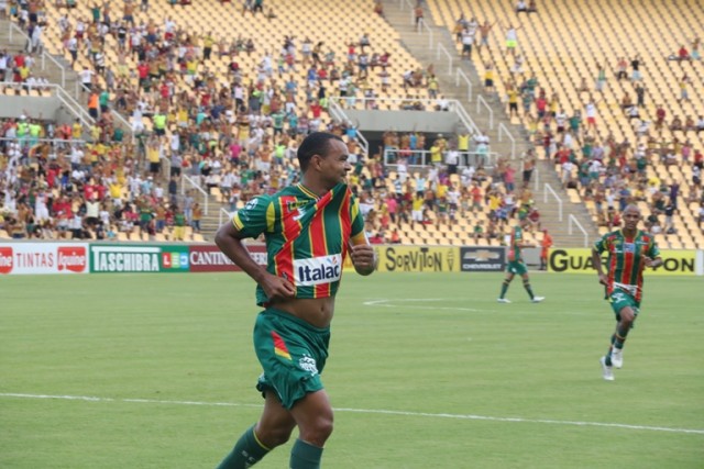 Capitão Diones comemora o gol que deu a vitória ao Sampaio