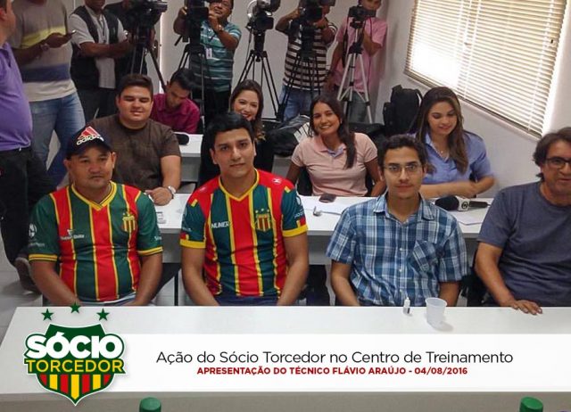 Como escolher a roupa um pequeno peito