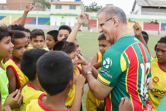 O presidente Sergio Frota foi recebido com muita festa pelas crianças de Arari