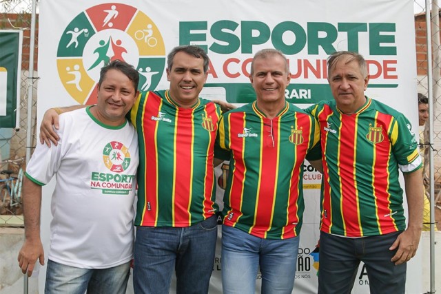 Unidos por uma boa causa: Álvaro Jardim (coordenador local da escolinha), Márcio Jardim (secretário de esportes), o presidente Sergio Frota e Djalma Melo (prefeito de Arari).