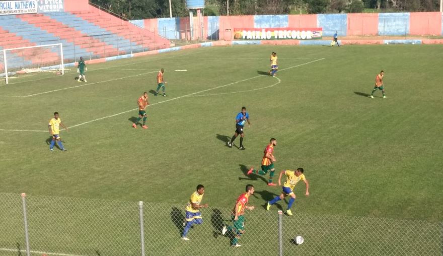 Menino de 11 anos de Campo Grande tira figurinha rara do craque