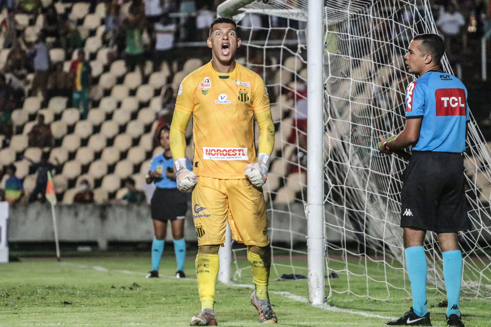 Jogador mais velho do mundo renova contrato com seu time por mais