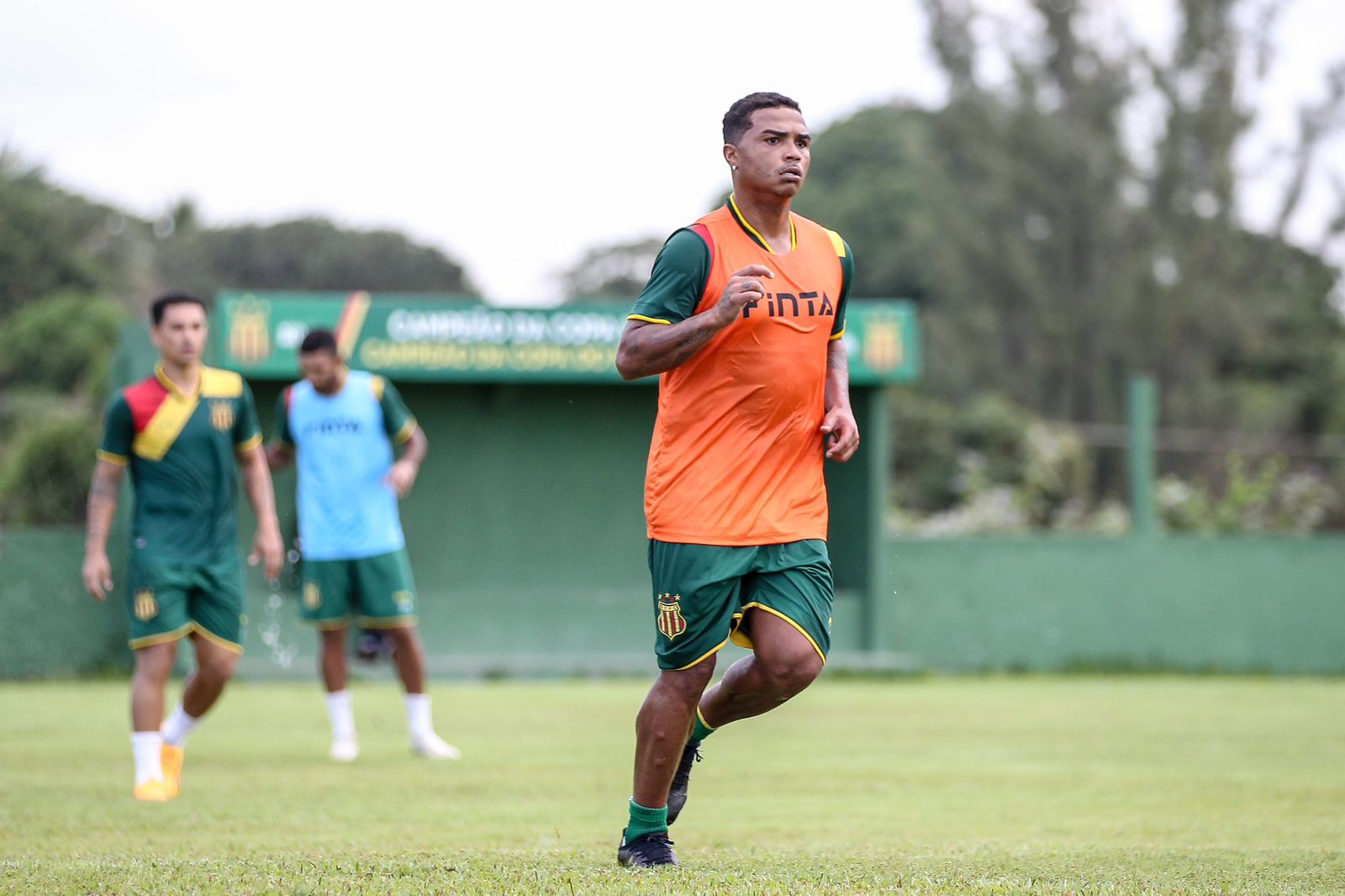 Atacante Emerson Carioca foi confirmado oficialmente nesta terça (Foto: Ronald Felipe)