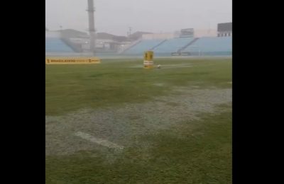 Gramado do Nhozinho Santos ficou completamente alagado (Foto: Reprodução)