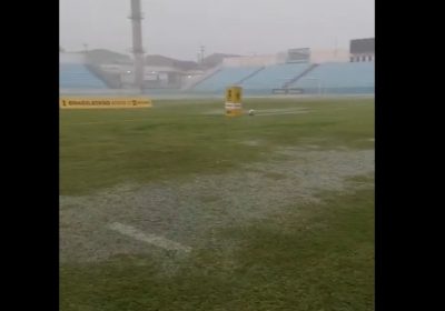 Gramado do Nhozinho Santos ficou completamente alagado (Foto: Reprodução)