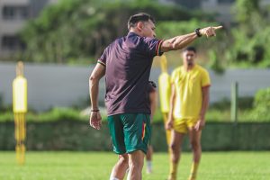Técnico Júnior Amorim definiu a Bolívia para duelo contra o Maracanã (Foto: Larissa Moraes)