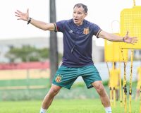 Técnico Júnior Amorim prepara equipe para o clássico (Foto Larissa Moraes)