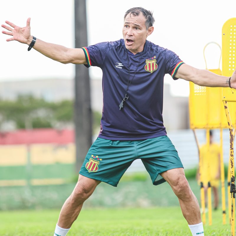 Técnico Júnior Amorim prepara equipe para o clássico (Foto Larissa Moraes)
