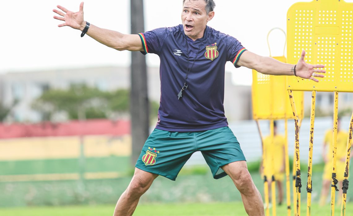 Técnico Júnior Amorim prepara equipe para o clássico (Foto Larissa Moraes)